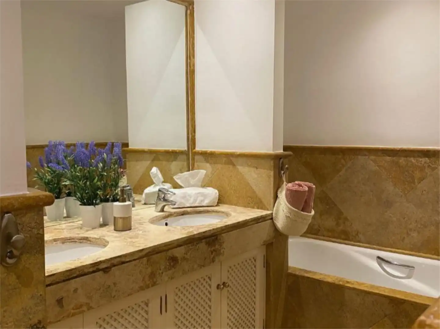 Wohnung zum Verkauf in A-7176, 21, Istán Badezimmer von Wohnung zum Verkauf in Istán mit Klimaanlage, Terrasse und Schwimmbad
