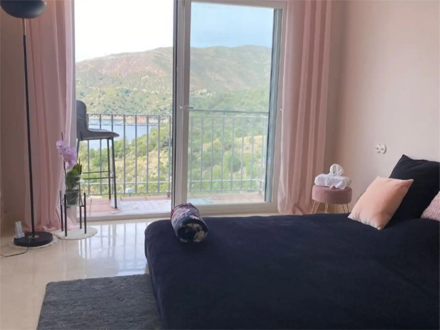 Wohnung zum Verkauf in A-7176, 21, Istán Schlafzimmer von Wohnung zum Verkauf in Istán mit Klimaanlage, Terrasse und Schwimmbad