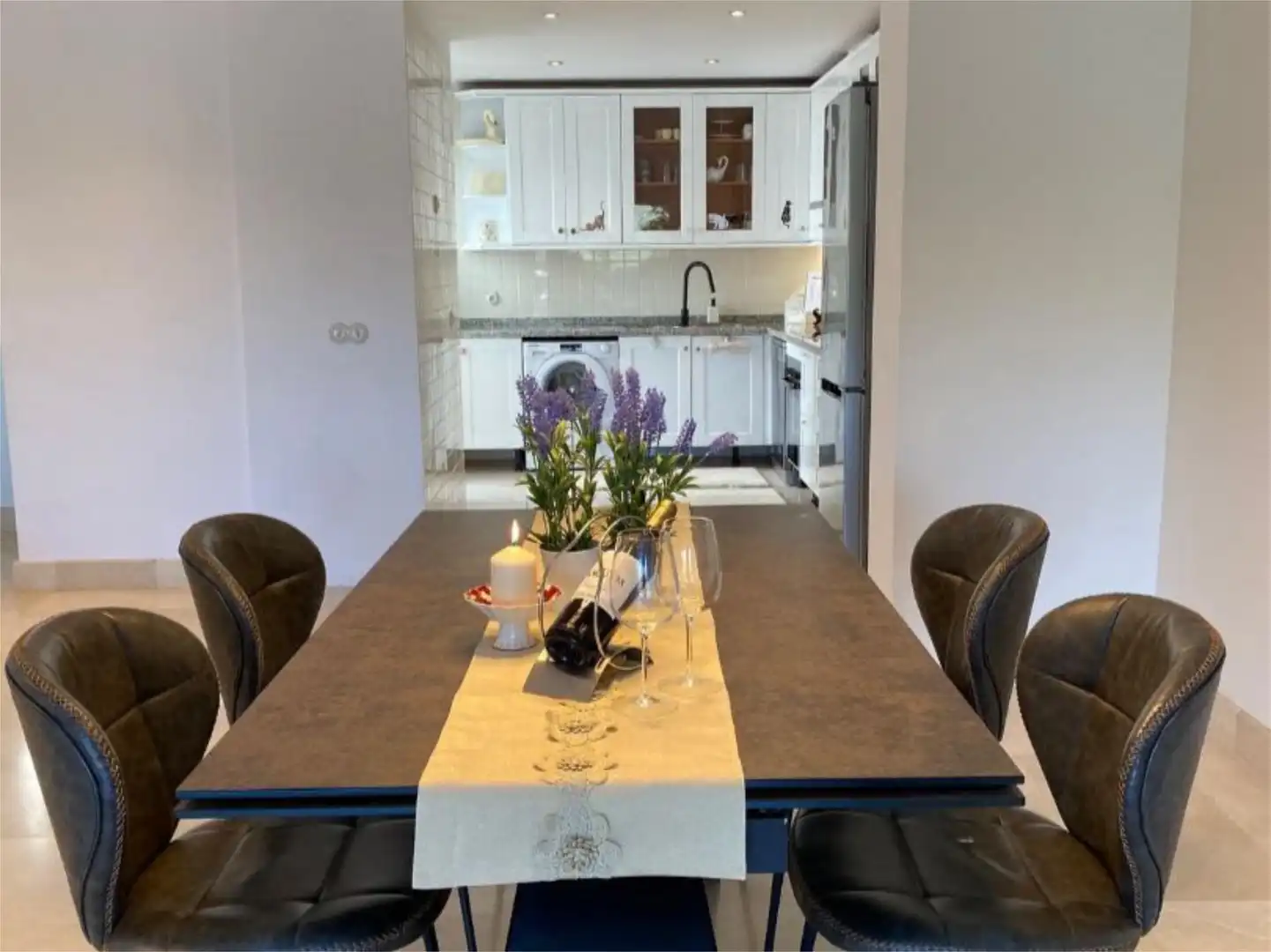 Wohnung zum Verkauf in A-7176, 21, Istán Esszimmer von Wohnung zum Verkauf in Istán mit Klimaanlage, Terrasse und Schwimmbad