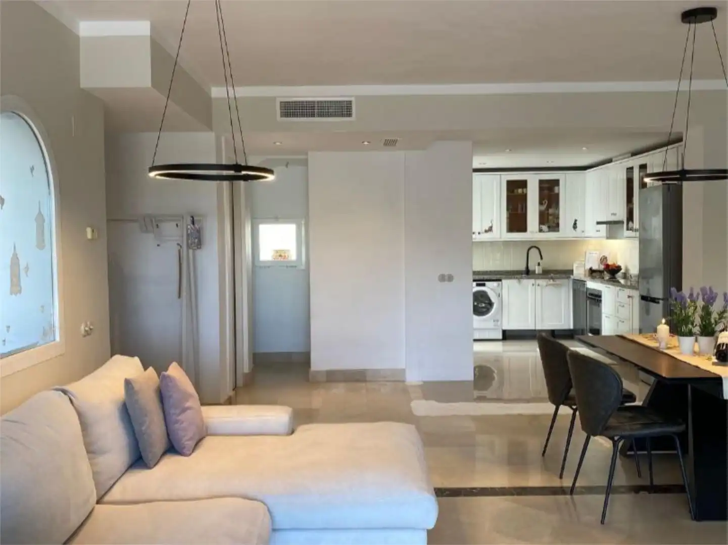 Wohnung zum Verkauf in A-7176, 21, Istán Wohnzimmer von Wohnung zum Verkauf in Istán mit Klimaanlage, Terrasse und Schwimmbad