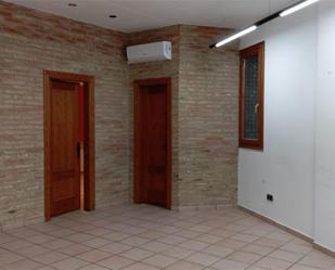 Premises to rent in Monzón  with Air Conditioner and Heating