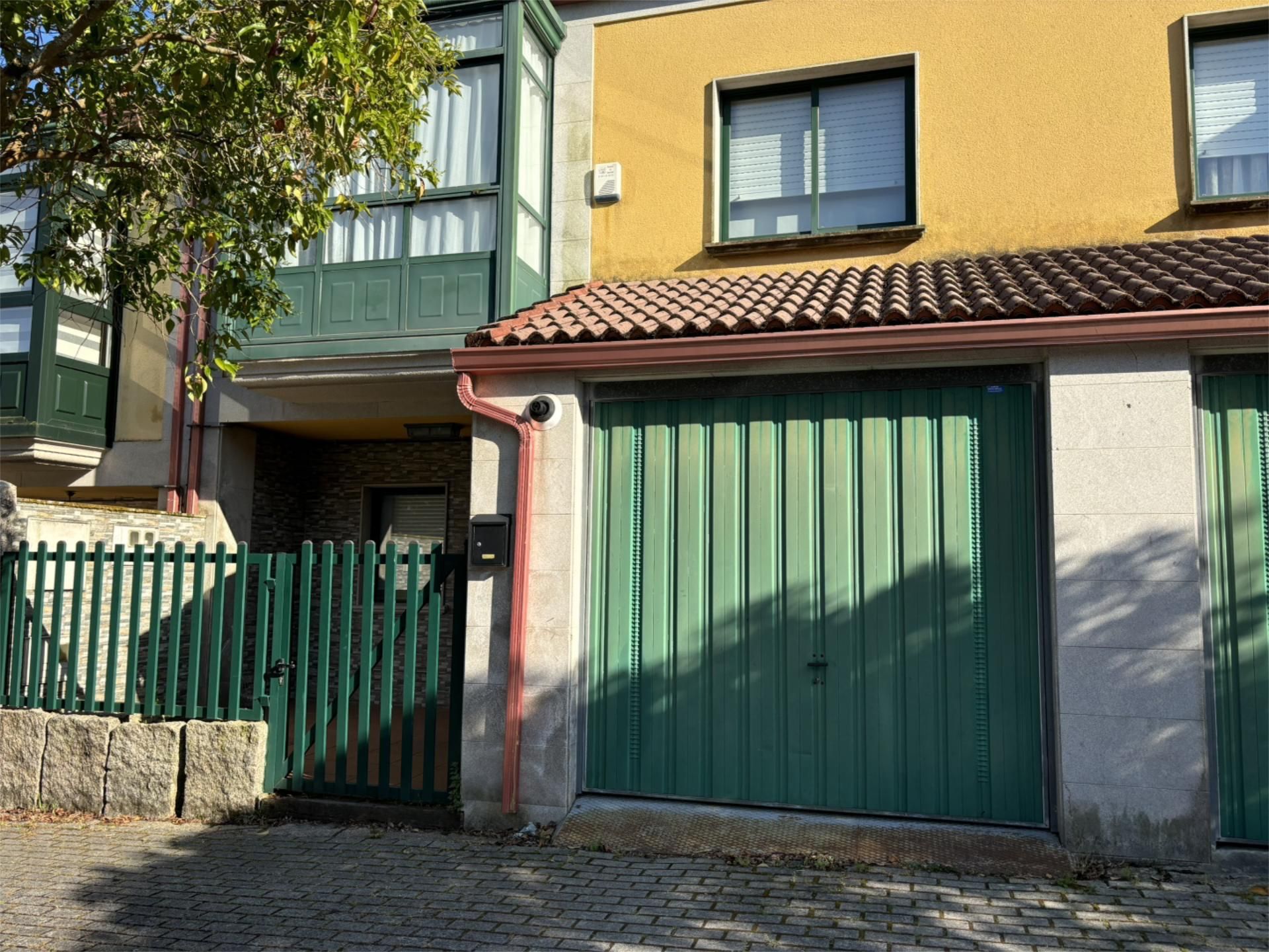 Vista exterior de Casa adosada en venda en A Coruña Capital  amb Calefacció, Jardí privat i Parquet