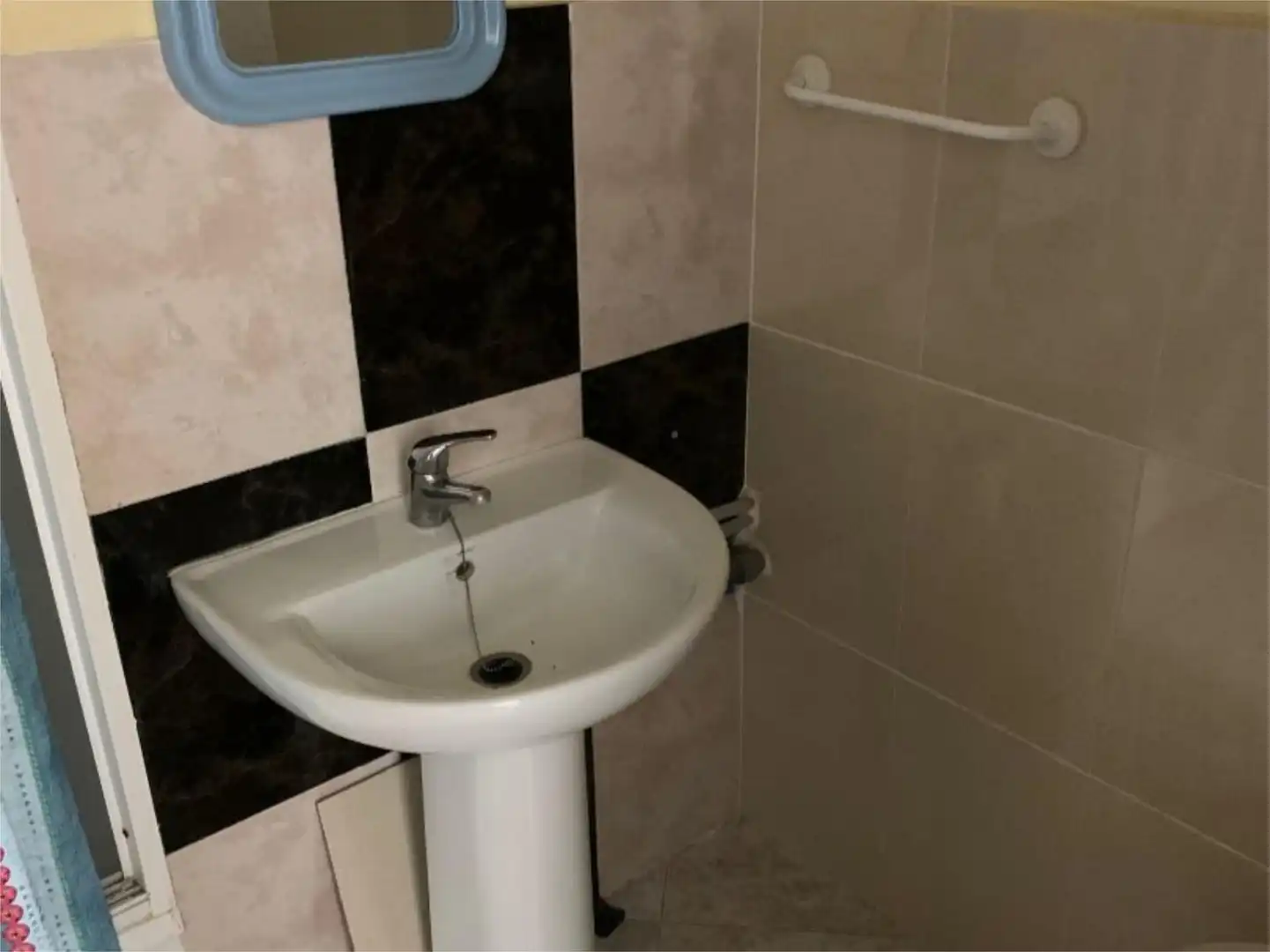 Bany de Local de lloguer en Malpartida de Cáceres amb Aire condicionat, Calefacció i Parquet