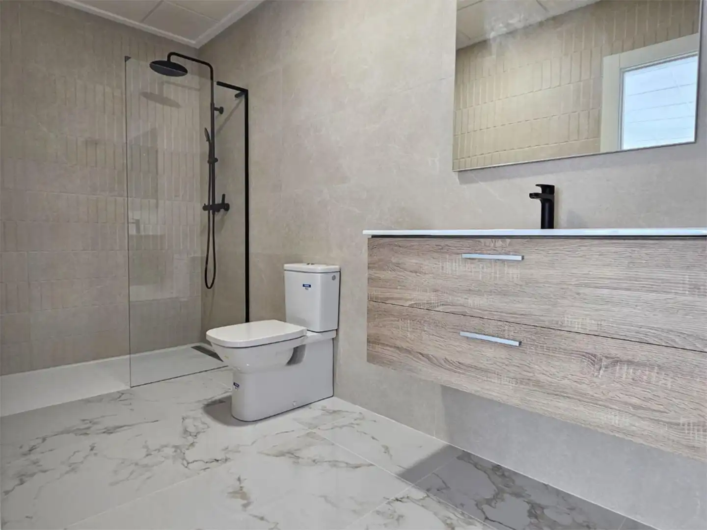 Casa o chalet en venta en Avenida de Málaga, 34, Lo Marabú Baño de Casa o chalet en venta en Rojales con Terraza, Piscina y Balcón