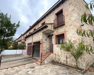 Vista exterior de Casa adosada en venda en Burgohondo amb Calefacció, Jardí privat i Terrassa