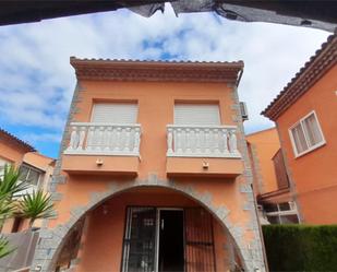 Vista exterior de Casa o xalet de lloguer en Cambrils amb Aire condicionat, Piscina i Balcó