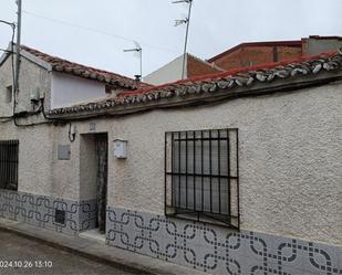 Exterior view of Single-family semi-detached for sale in Los Navalmorales