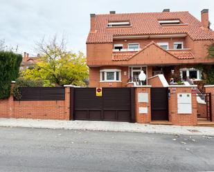 Vista exterior de Casa o xalet en venda en Colmenar Viejo amb Aire condicionat, Terrassa i Piscina