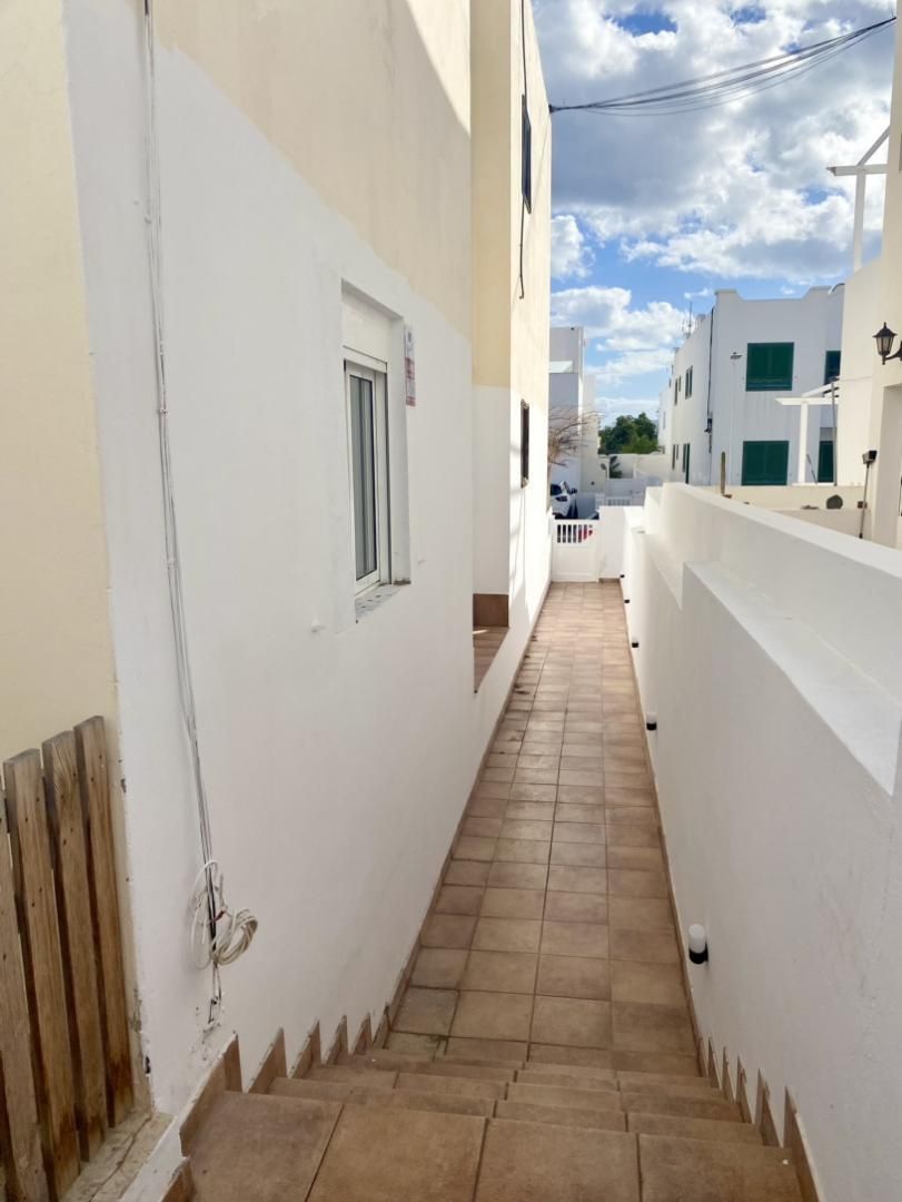 Vista exterior de Pis en venda en San Bartolomé amb Terrassa, Moblat i Forn