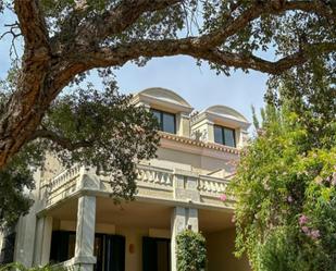 Vista exterior de Casa o xalet de lloguer en Sotogrande amb Terrassa i Balcó