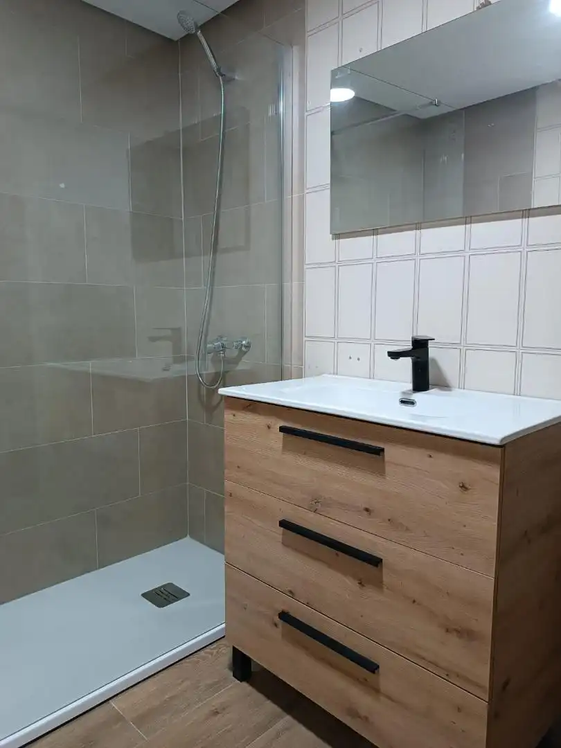 Habitación en Calle Virgen del Amparo, 40, Plan Sur - Amistad Baño de Piso para compartir en Guadalajara con Calefacción, Amueblado y Horno