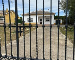 Vista exterior de Casa o xalet de lloguer en Hinojos amb Terrassa