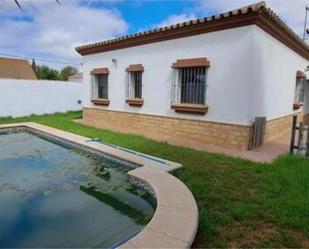 Vista exterior de Casa adosada en venda en Chiclana de la Frontera amb Terrassa i Piscina