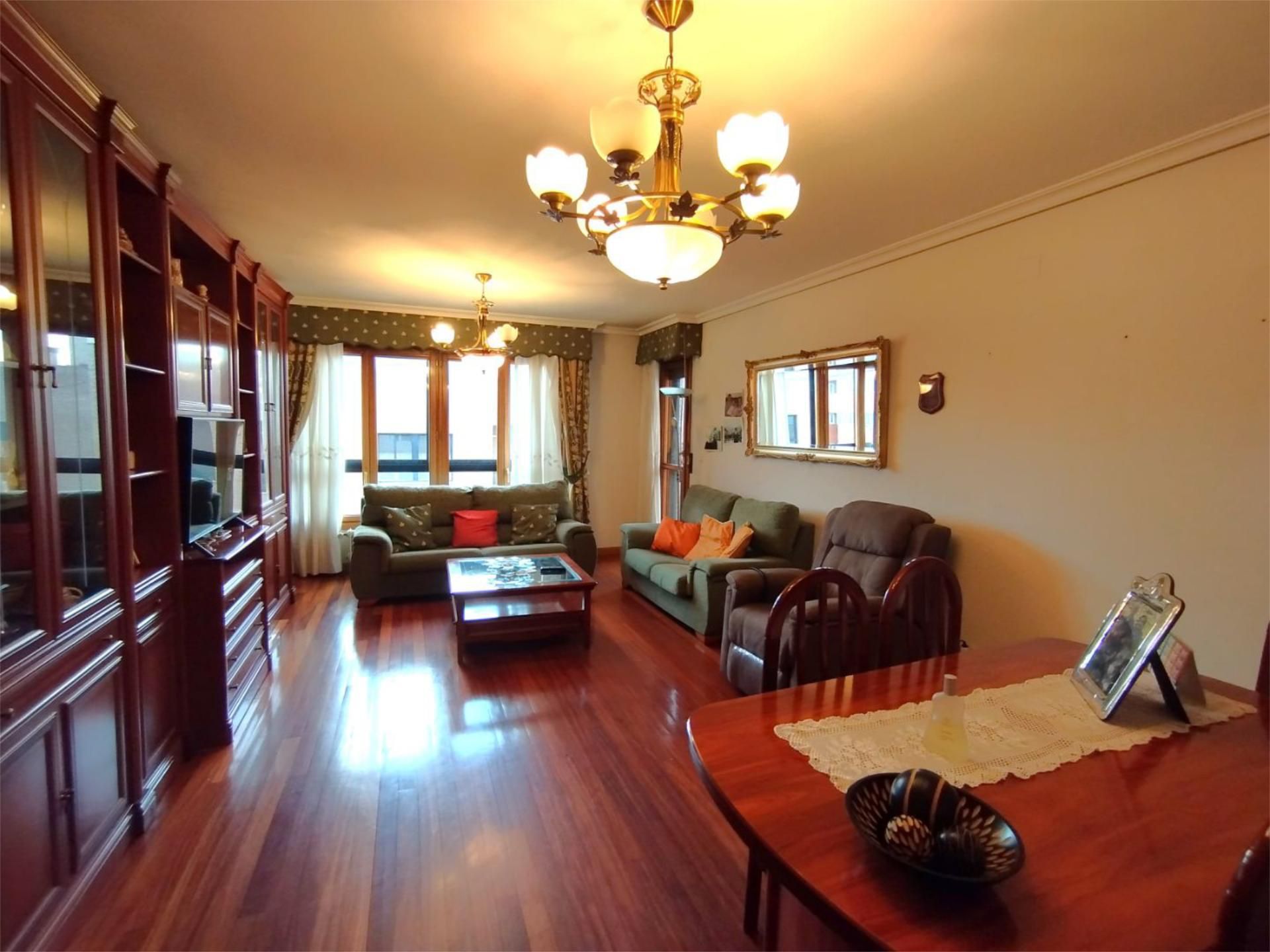 Sala d'estar de Pis en venda en Cuenca Capital amb Calefacció, Parquet i Terrassa