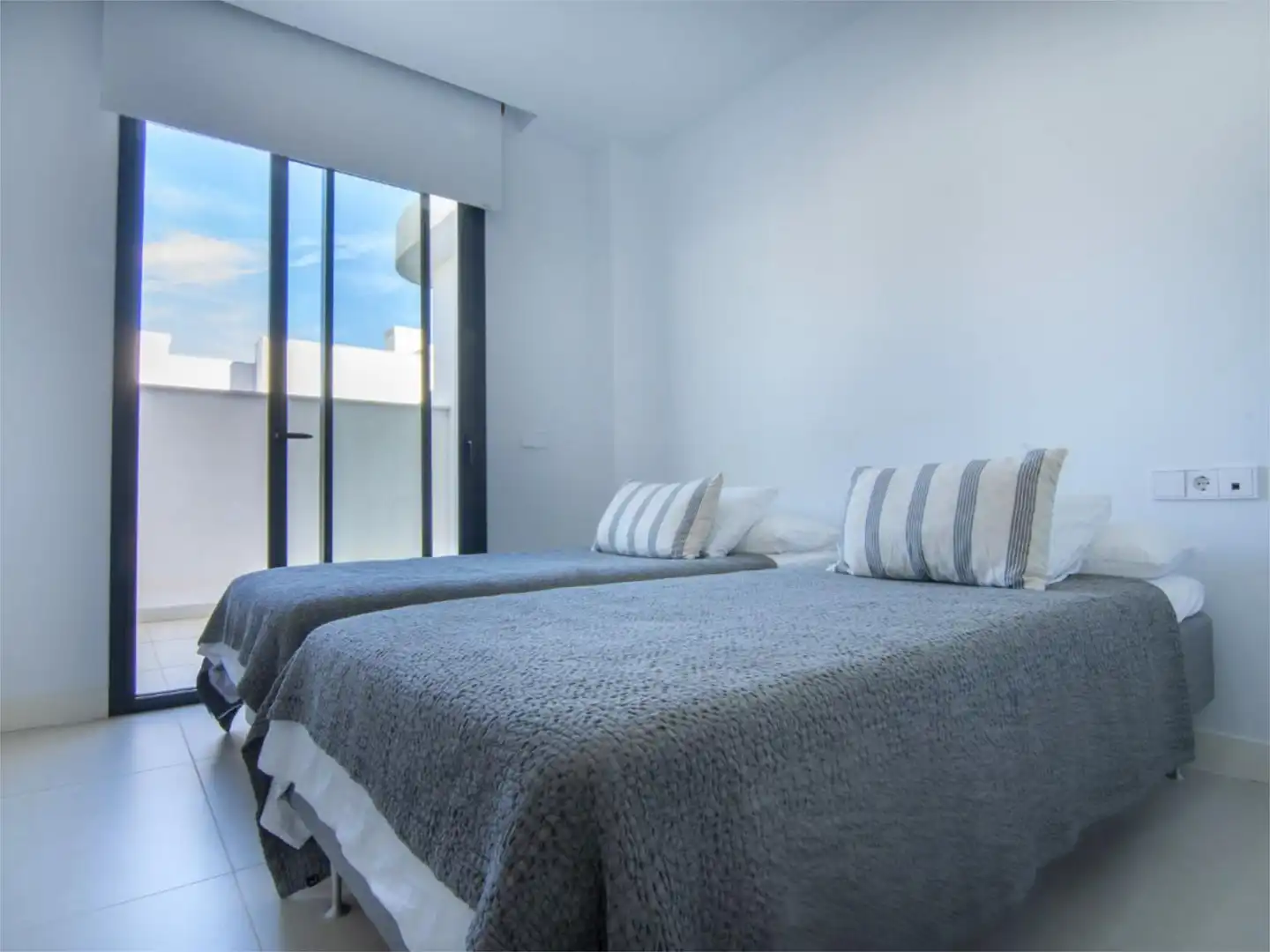 Schlafzimmer von Erdgeschoss zum Verkauf in Fuengirola mit Klimaanlage, Terrasse und Schwimmbad