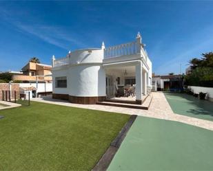 Vista exterior de Casa adosada en venda en La Manga del Mar Menor amb Terrassa i Piscina