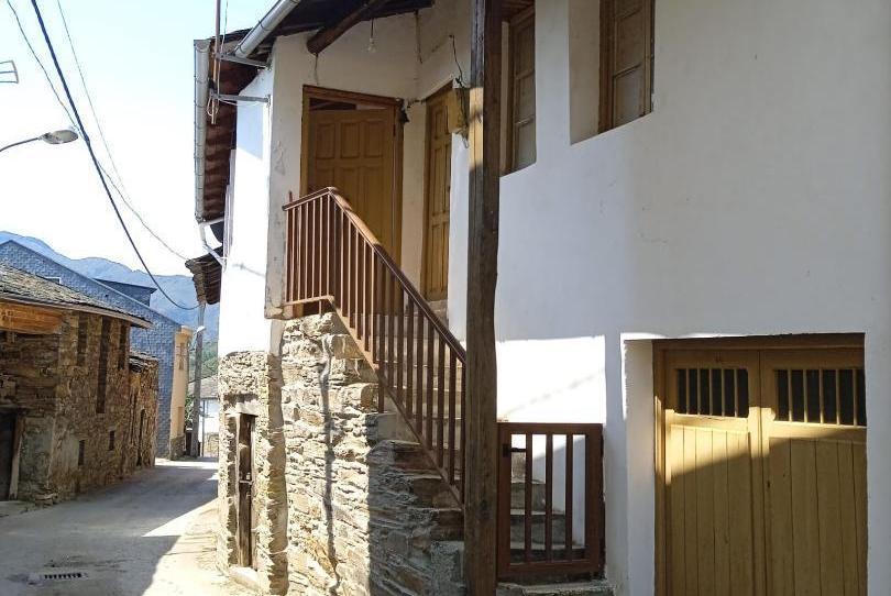 Photo 1 of Single-family semi-detached for sale in Barrio Coiña, 46a, Oencia, León