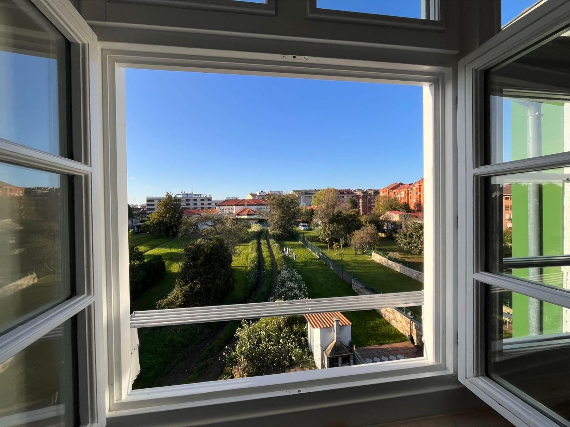 Vista exterior de Pis en venda en Avilés amb Calefacció i Parquet