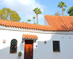 Vista exterior de Casa o xalet en venda en Marbella amb Aire condicionat