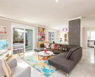 Living room of Flat for sale in Marbella  with Air Conditioner, Swimming Pool and Balcony