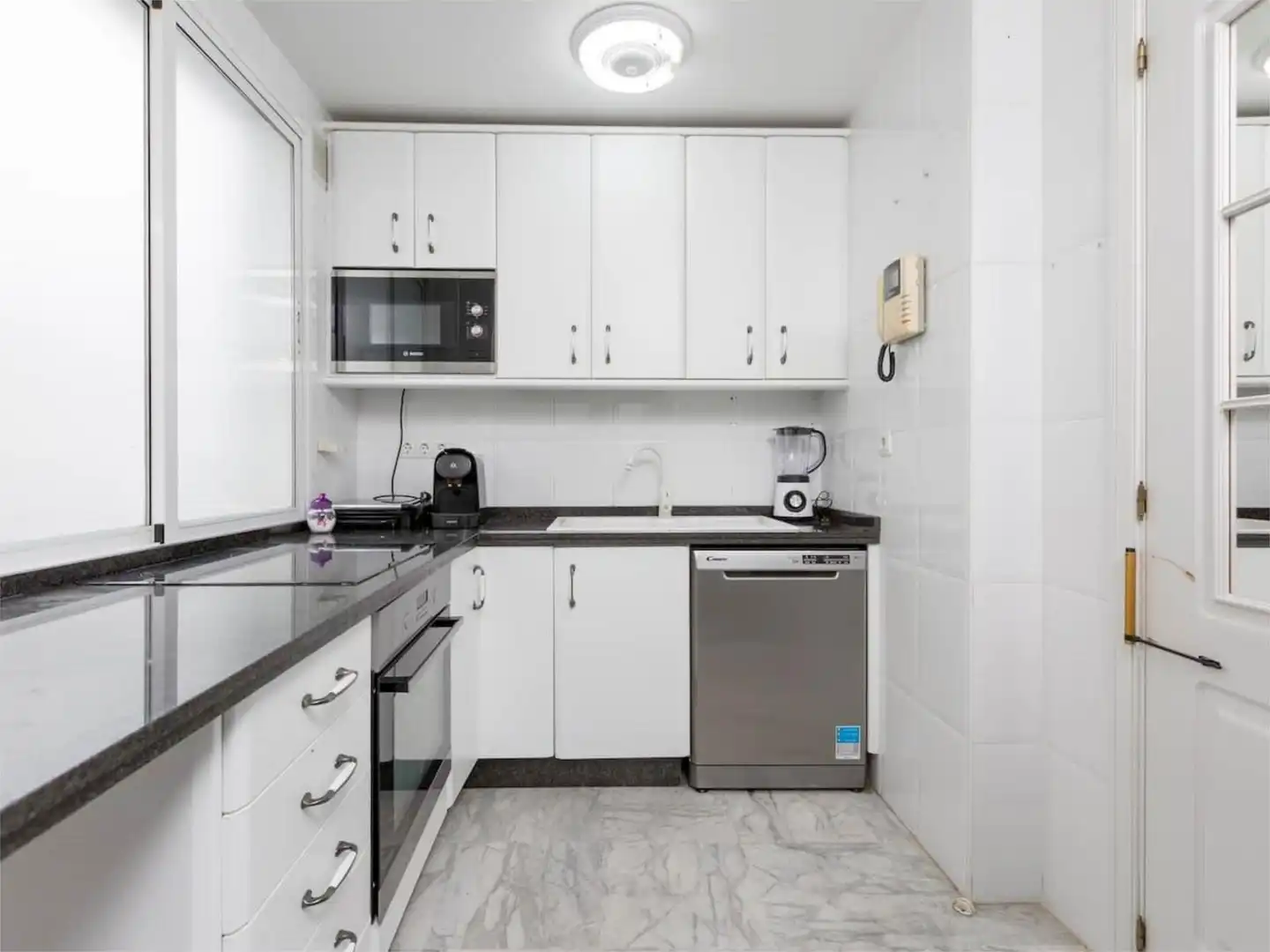 Piso en venta en Calle Vargas Llosa, 1, Puerto Banús Cocina de Piso en venta en Marbella con Aire acondicionado, Calefacción y Trastero