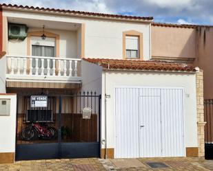 Exterior view of Single-family semi-detached for sale in Argamasilla de Alba  with Air Conditioner and Terrace