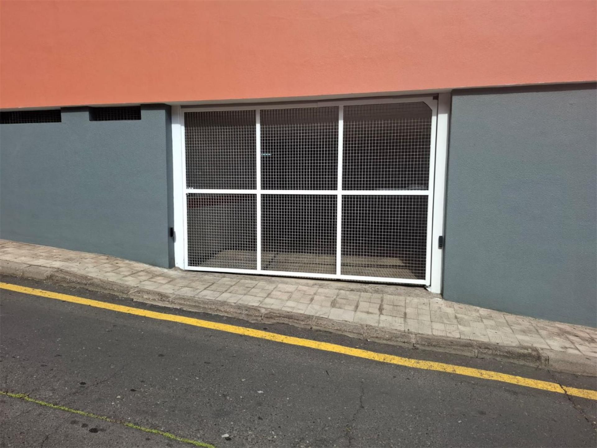 Exterior view of Garage for sale in  Santa Cruz de Tenerife Capital