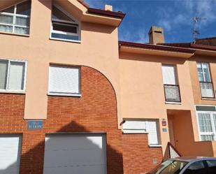 Vista exterior de Casa adosada en venda en La Lastrilla  amb Terrassa i Piscina