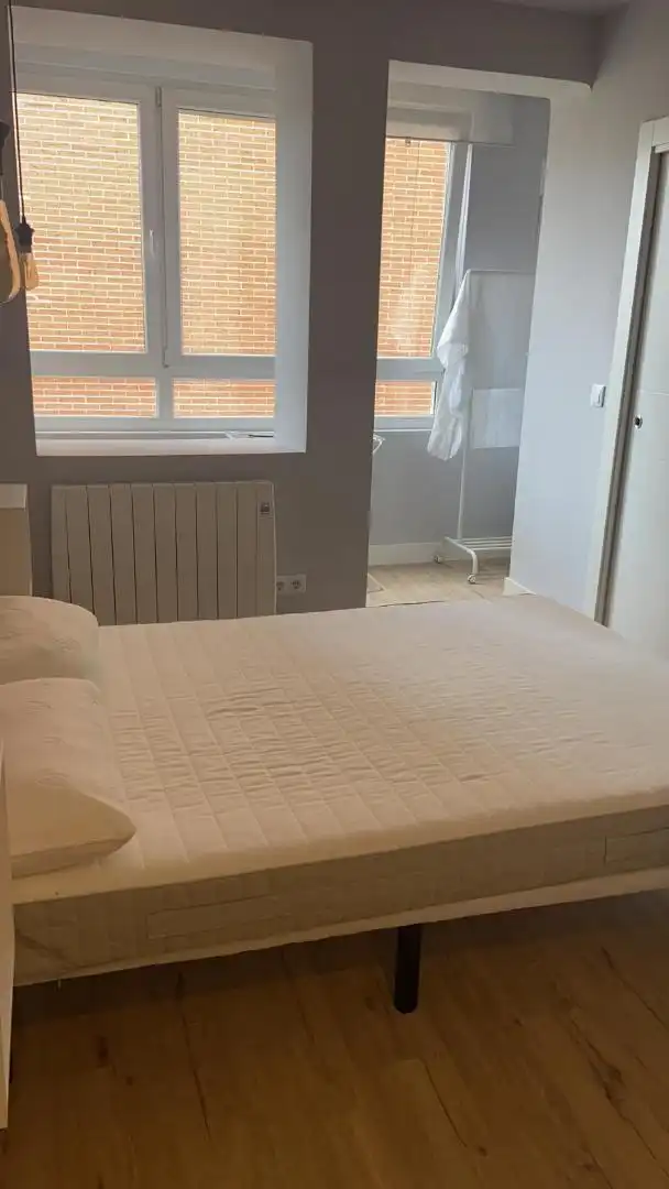 Dormitori de Pis en venda en Burgos amb Calefacció, Parquet i Moblat