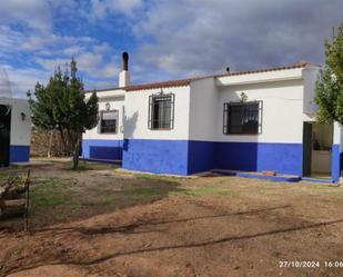 Vista exterior de Casa o xalet en venda en Torrenueva amb Jardí privat