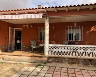 Vista exterior de Casa o xalet en venda en Villar de Cañas amb Terrassa, Piscina i Balcó