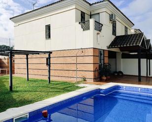 Vista exterior de Casa o xalet en venda en Mairena del Aljarafe amb Aire condicionat, Terrassa i Piscina