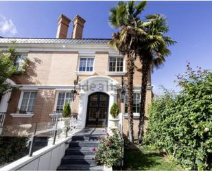 Vista exterior de Casa o xalet en venda en Boadilla del Monte amb Aire condicionat, Terrassa i Piscina