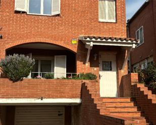 Vista exterior de Casa adosada en venda en Vic amb Aire condicionat, Terrassa i Balcó