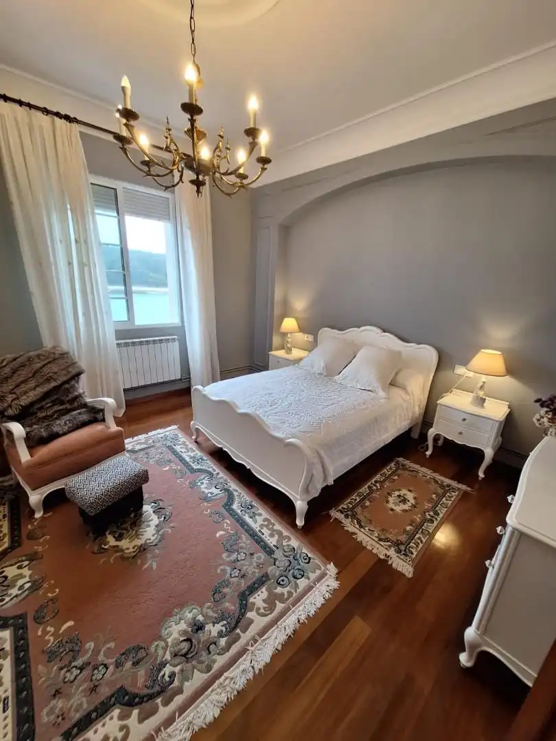 Houses for sale in Po-548, 15, O Carril Bedroom of Houses for sale in Vilagarcía de Arousa with Terrace, Swimming Pool and Balcony