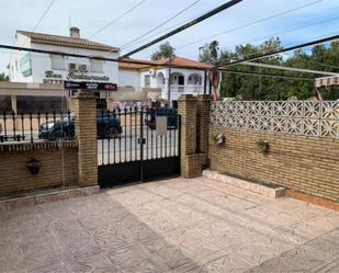 Vista exterior de Casa o xalet en venda en Gines amb Terrassa, Traster i Moblat