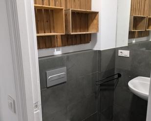 Bany de Apartament de lloguer en  Sevilla Capital amb Aire condicionat