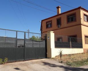 Vista exterior de Casa o xalet en venda en Cáceres Capital amb Aire condicionat, Jardí privat i Terrassa