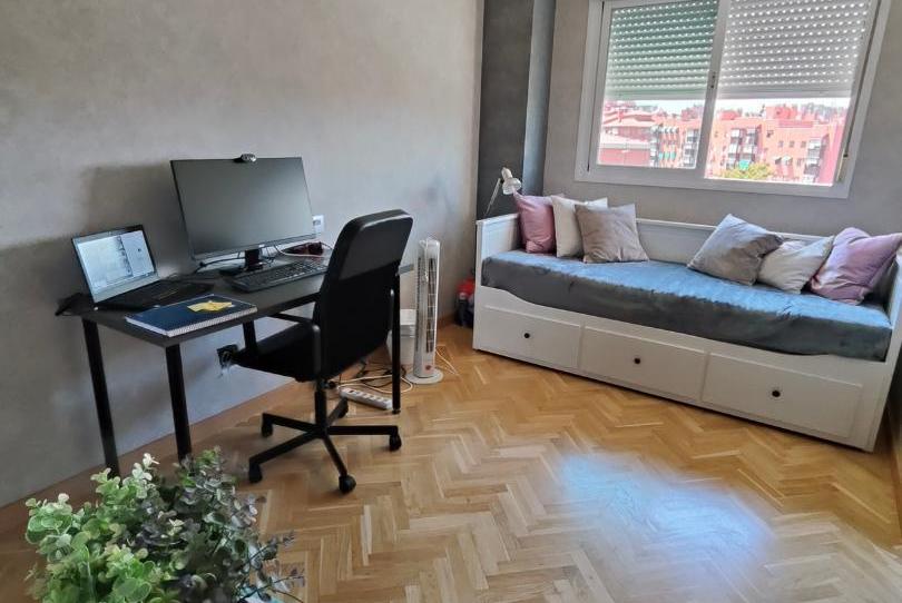 Flat to share in Calle Flora Tristán, 1, Los Rosales, Madrid - image 1 Photo 1 of Flat to share in Calle Flora Tristán, 1, Los Rosales, Madrid