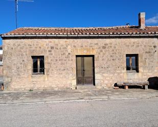 Vista exterior de Casa adosada en venda en Castrillo de la Reina amb Traster