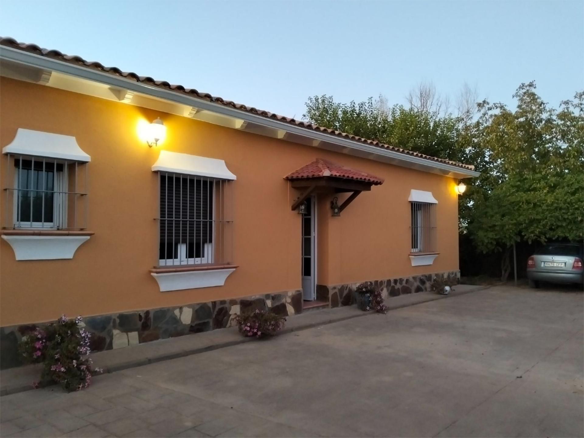 Vista exterior de Casa o xalet de lloguer en Villagarcía de la Torre amb Jardí privat, Terrassa i Moblat