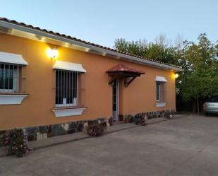 Vista exterior de Casa o xalet de lloguer en Villagarcía de la Torre amb Jardí privat, Terrassa i Moblat