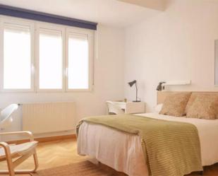 Bedroom of Flat to share in Vigo   with Heating, Parquet flooring and Furnished