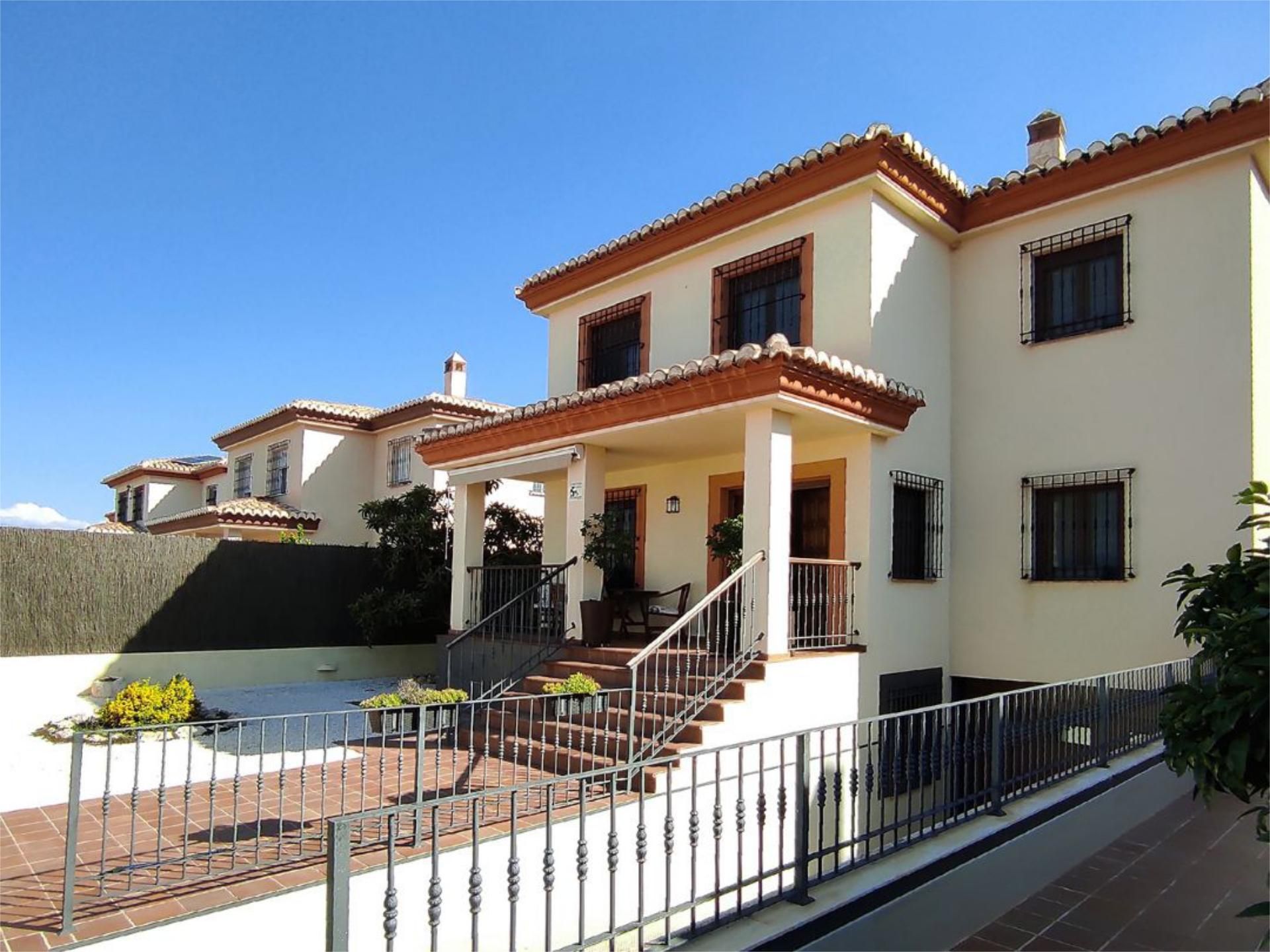 Vista exterior de Casa o xalet en venda en Otura amb Aire condicionat, Terrassa i Piscina