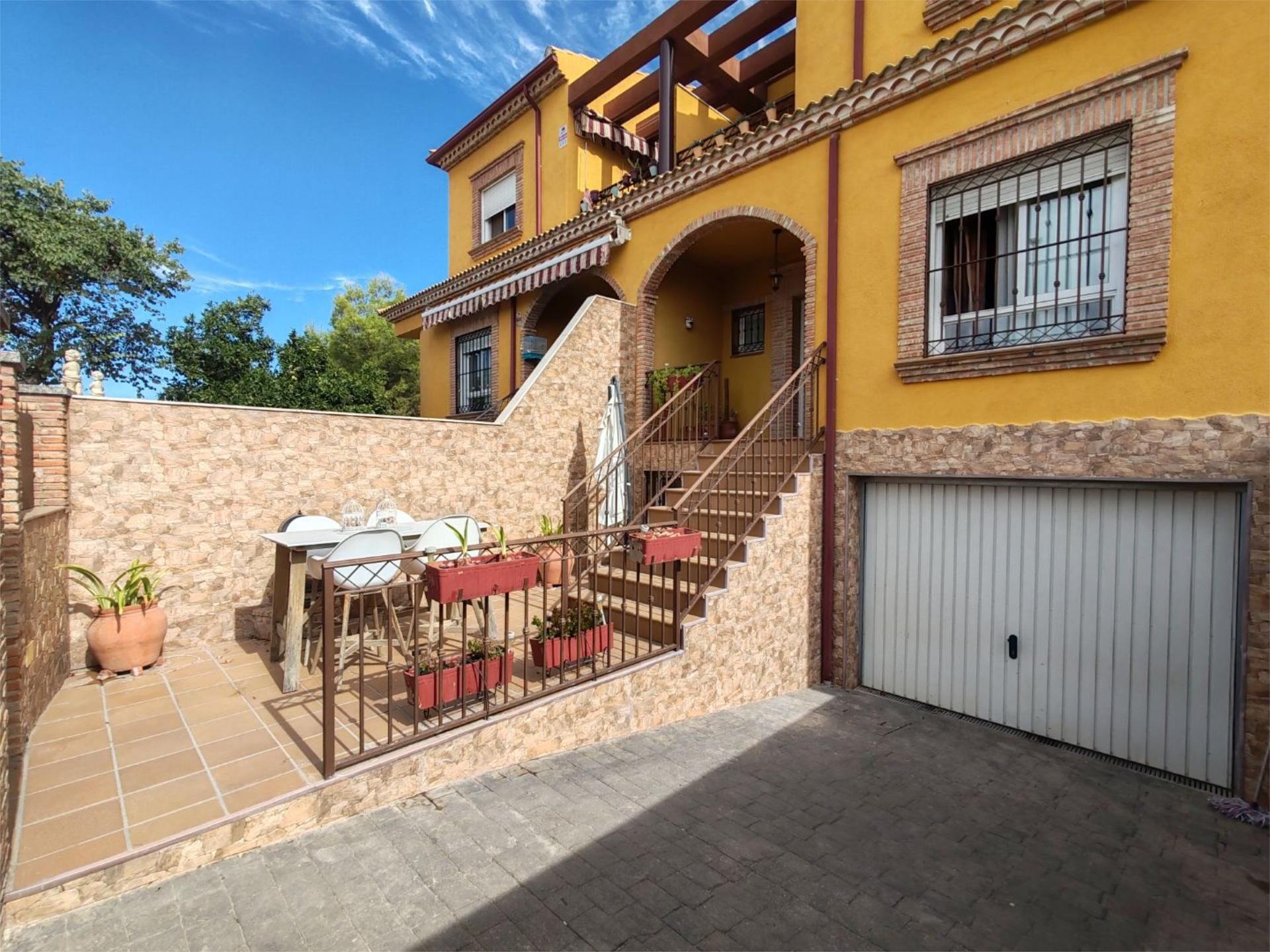 Vista exterior de Casa adosada en venda en Linares amb Aire condicionat, Calefacció i Traster
