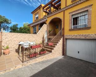 Vista exterior de Casa adosada en venda en Linares amb Aire condicionat i Balcó