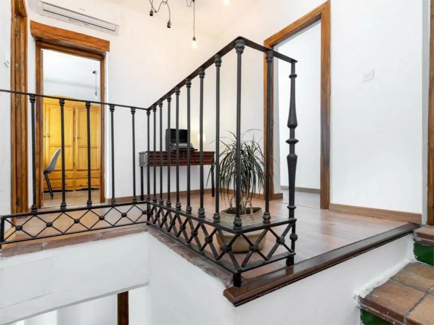 Room in Cuesta del Chapiz, 22, Barrio de Albaicín Duplexes for share in Granada with Air Conditioner, Parquet flooring and Terrace