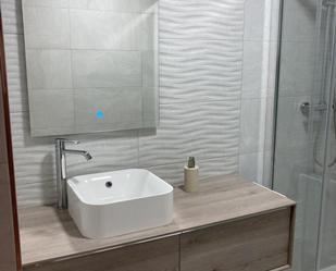 Bathroom of Apartment to rent in Santiago de Compostela   with Heating, Parquet flooring and Furnished