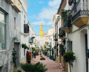 Vista exterior de Casa o xalet de lloguer en Estepona amb Terrassa