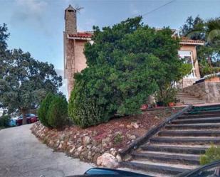 Vista exterior de Casa adosada en venda en Valdemorillo amb Calefacció, Jardí privat i Terrassa